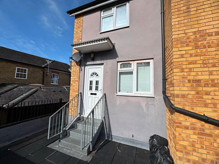 1 Bedroom Flat To Rent In Station Road, Addlestone, Surrey, KT15