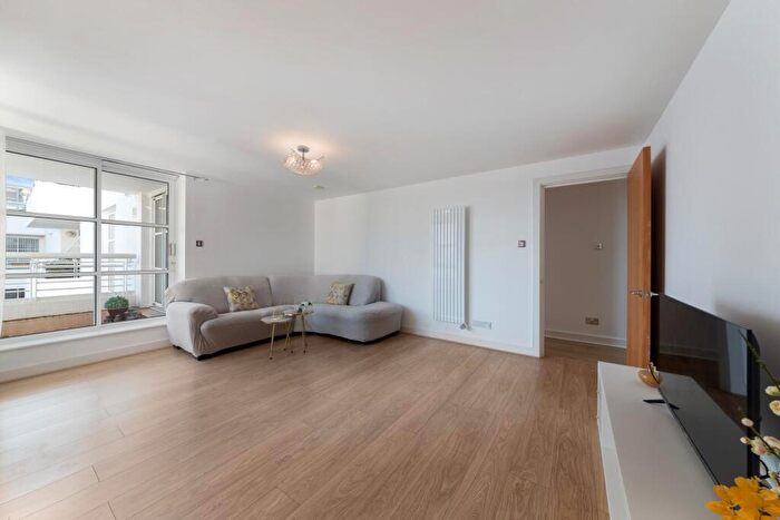 2 Bedroom Flat For Sale In Barrier Point Road, London, E16
