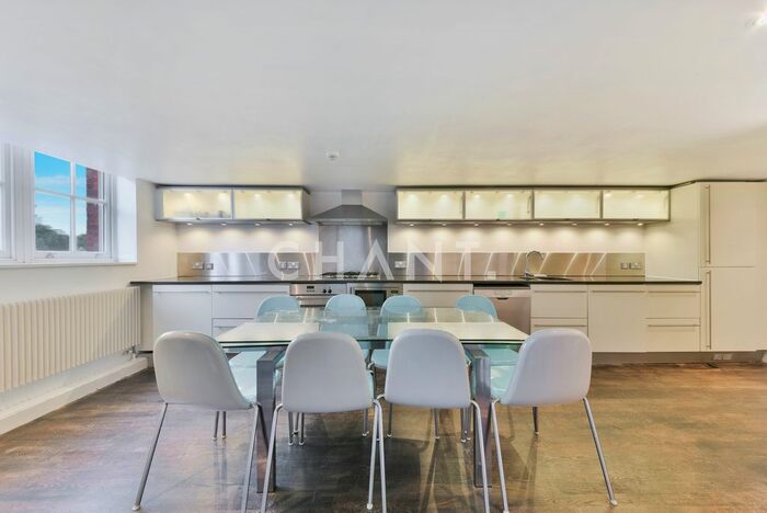 3 Bedroom Flat To Rent In Lawn Lane, Vauxhall, London, SW8