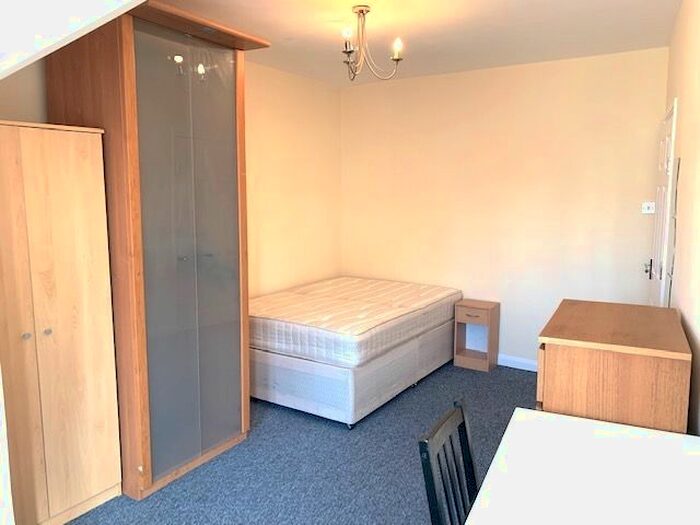 5 Bedroom Flat To Rent In Finchley Lane, London, NW4