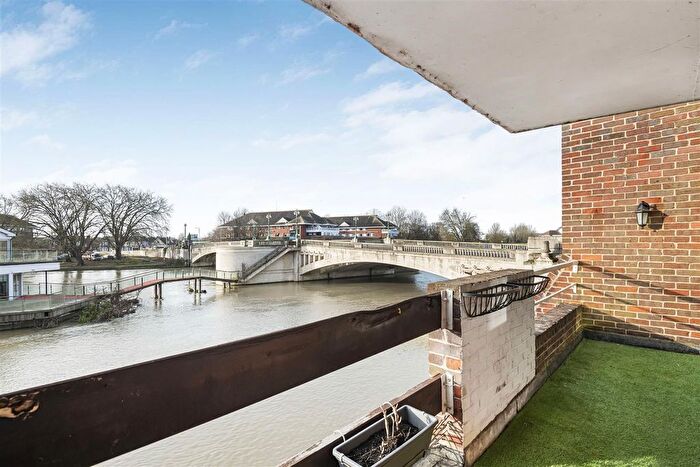 2 Bedroom Flat For Sale In Riverside Court, Caversham, Reading, RG4