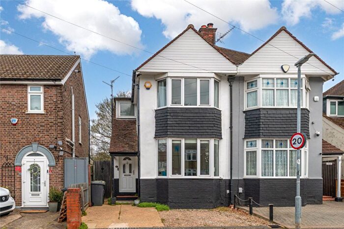 3 Bedroom Semi Detached House For Sale In Sunridge Avenue, Luton, Bedfordshire, LU2