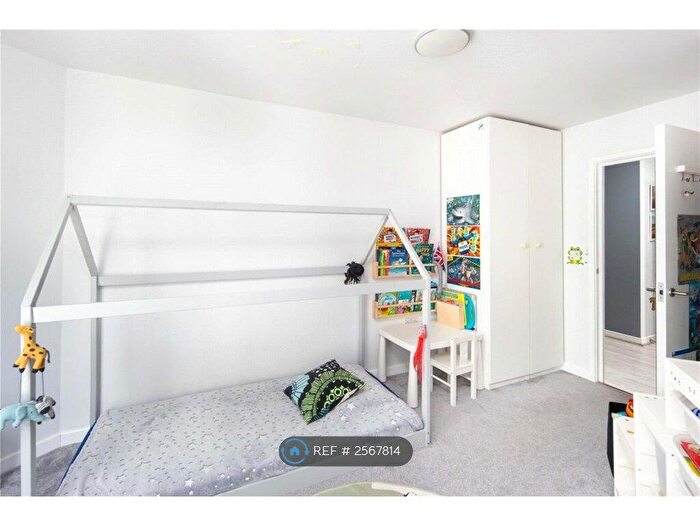 3 Bedroom Flat To Rent In Vertex Tower, London, SE8