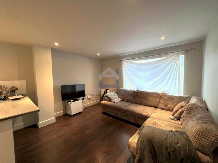 2 Bedroom Flat To Rent In Claremont Avenue, New Malden, KT3