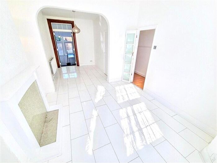 2 Bedroom House To Rent In Elm Park Road, Leyton, E10