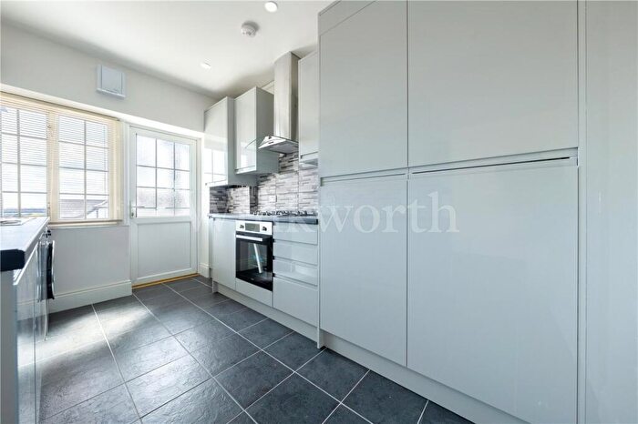 4 Bedroom Apartment To Rent In Vivian Avenue, London, NW4
