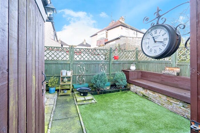 2 Bedroom Semi-Detached House For Sale In Warneford Rise, Cowlersley, Huddersfield, HD4
