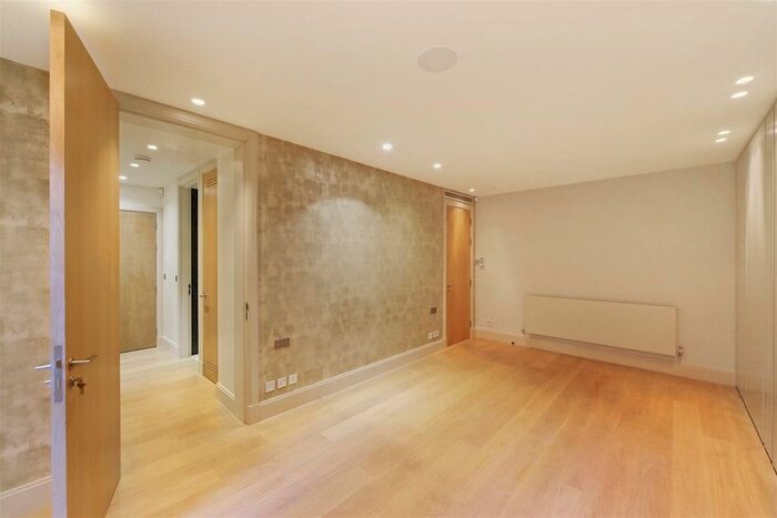 3 Bedroom Flat To Rent In Palace Gate, Kensington, W8
