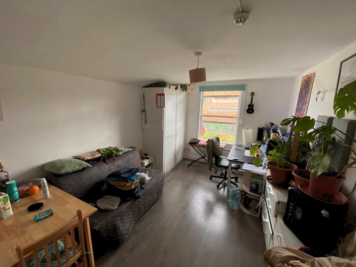 Studio To Rent In Whittington Road, London, N22