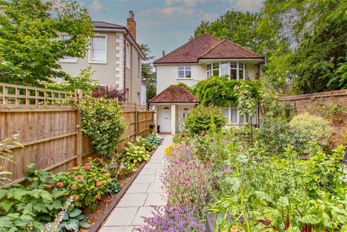 2 Bedroom Flat To Rent In The Maples, Hampton Wick, KT1