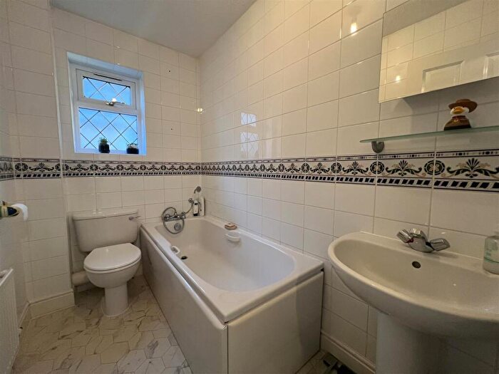 3 Bedroom Link Detached House To Rent In The Briars, Ash, GU12