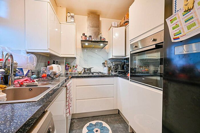 2 Bedroom Flat For Sale In Wellington House, Ealing, London, W5
