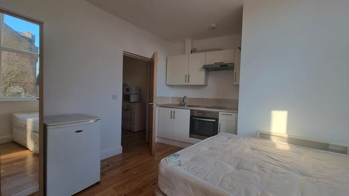 Studio To Rent In Holloway Road, London, N19