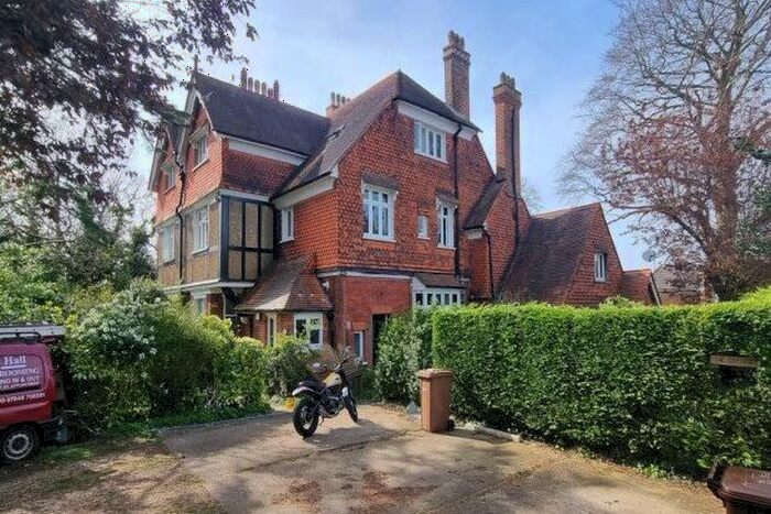 2 Bedroom Flat To Rent In Warren Road, Guildford, GU1