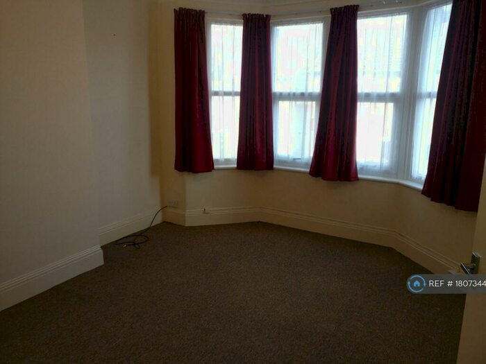 1 Bedroom Flat To Rent In Hainault Avenue, Westcliff-On-Sea, SS0