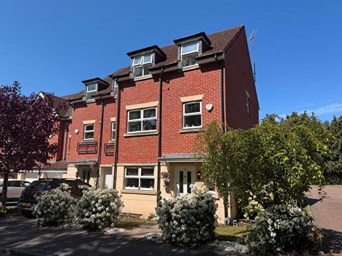 4 Bedroom Semi-Detached House For Sale In Hawthorn Way, Lindford, Hampshire, GU35