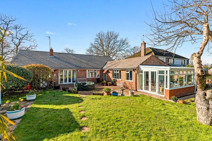 4 Bedroom Detached Bungalow For Sale In Bromley Green Road, Ashford, TN26 - Photo 7