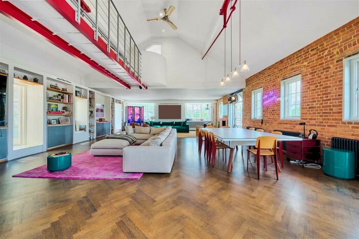 3 Bedroom Flat To Rent In Battersea High Street, SW11