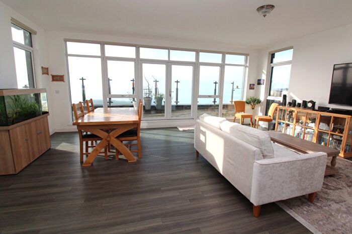 3 Bedroom Flat To Rent In Gubbins Lane, Harold Wood, RM3