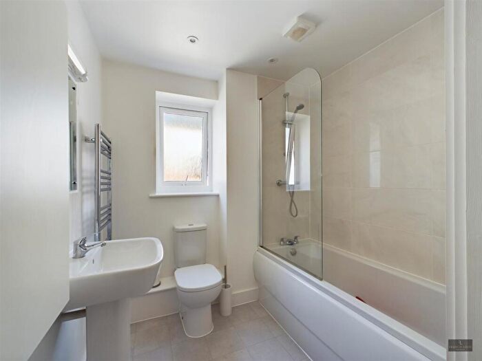 2 Bedroom Flat To Rent In Burnthouse Lane, Exeter, EX2
