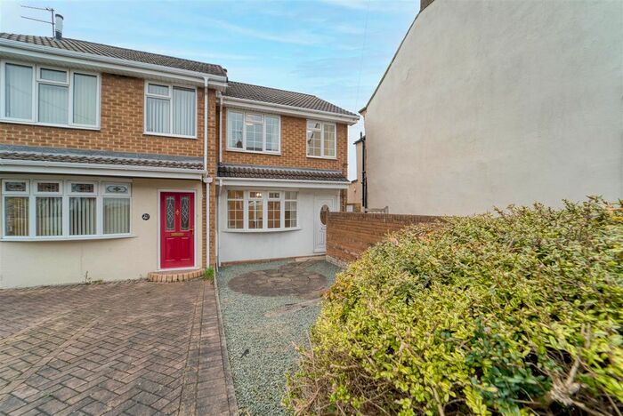 3 Bedroom Town House To Rent In North Wingfield Road, Grassmoor, Chesterfield, Derbyshire, S42