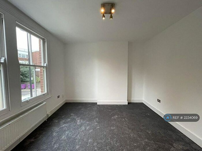 3 Bedroom Maisonette To Rent In Old Bethnal Green Road, London, E2