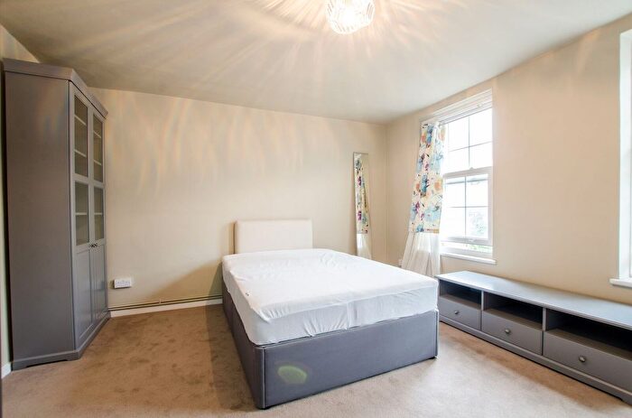 3 Bedroom Flat To Rent In Gosling Way, Brixton, London, SW9