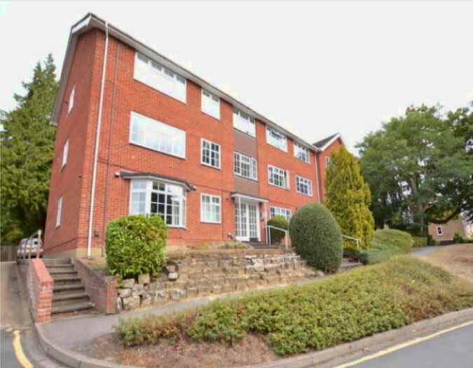2 Bedroom Flat To Rent In Woking, Surrey, GU22