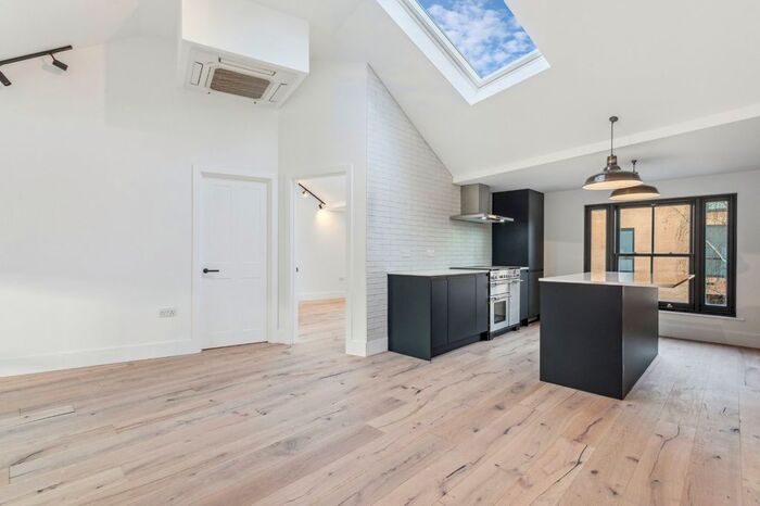 2 Bedroom Maisonette To Rent In Station Point, Sandycombe Road, TW9