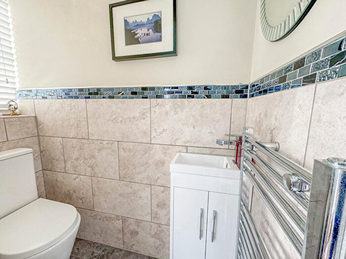 3 Bedroom Detached House For Sale In Falcon Close, Rayleigh, SS6