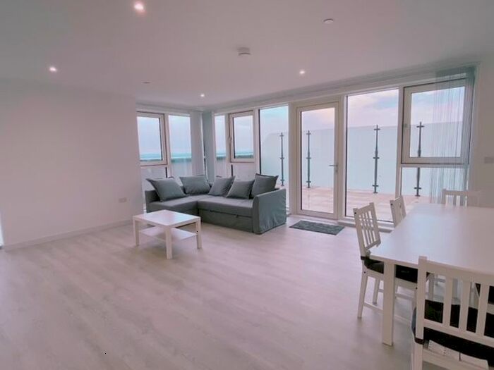 3 Bedroom Flat To Rent In Prince Regent Road, Hounslow, TW3