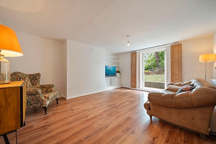 2 Bedroom Flat To Rent In Tollington Park, London, N4