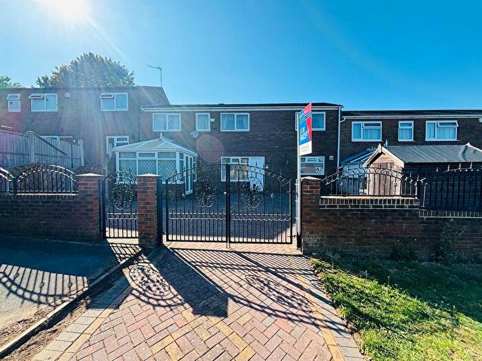 4 Bedroom Town House For Sale In Westover Close, Leeds, LS13