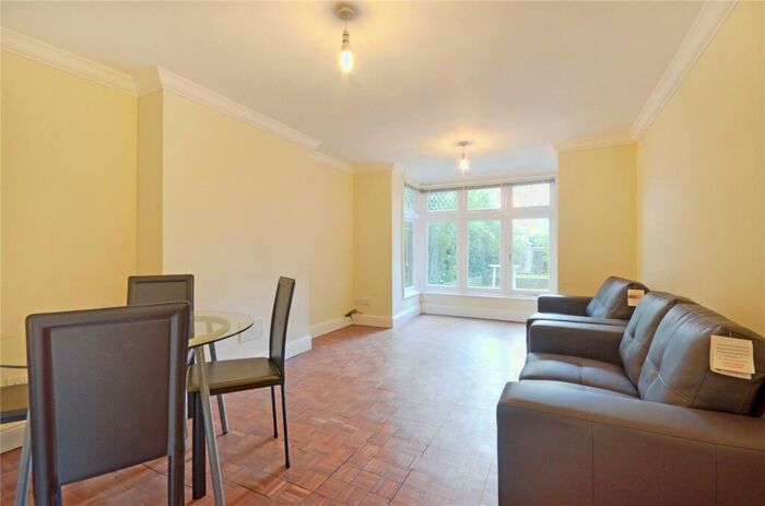3 Bedroom Flat To Rent In Minster Road, Kilburn, NW2