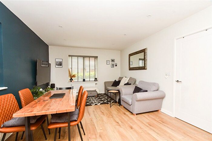 2 Bedroom Flat For Sale In Thornton Close, Leatherhead, Surrey, KT22
