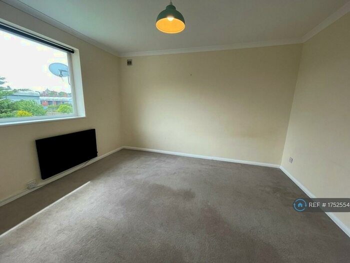 2 Bedroom Flat To Rent In Northern Road, Aylesbury, HP19