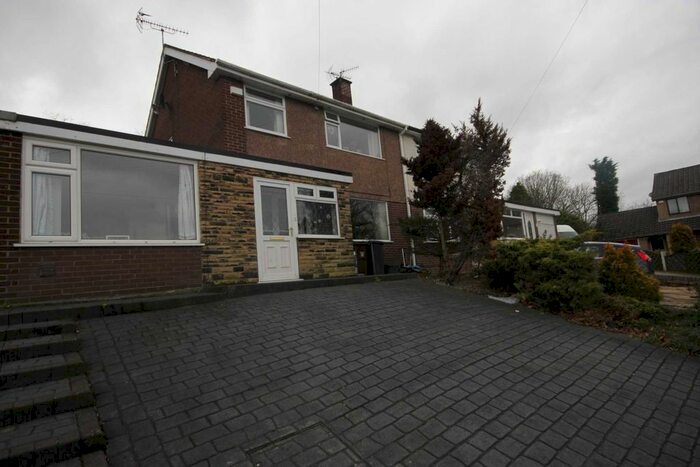 4 Bedroom Semi-Detached House To Rent In Bowland Road, Glossop, SK13