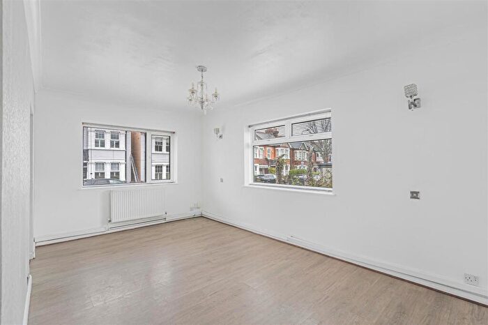 2 Bedroom Maisonette For Sale In Cotswold Road, Sutton, SM2