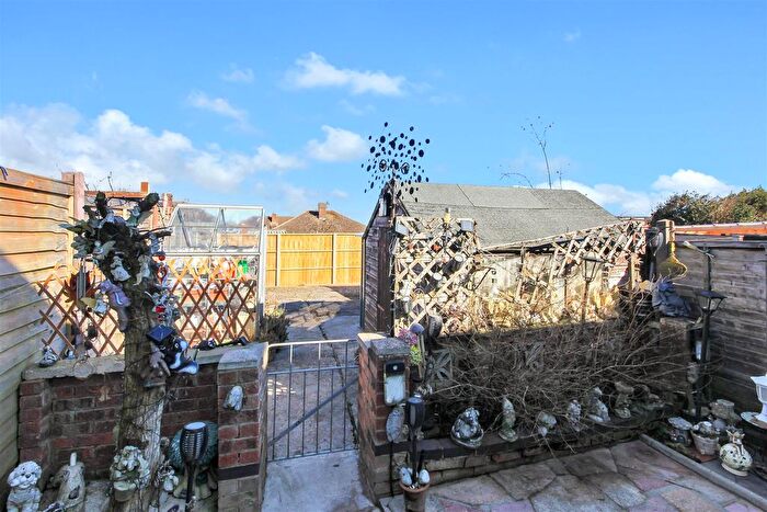 3 Bedroom Terraced House For Sale In Whitefriars, Rushden, NN10