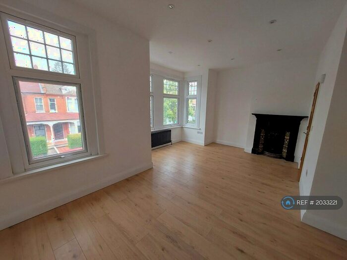 3 Bedroom Flat To Rent In Finchley, London, N3