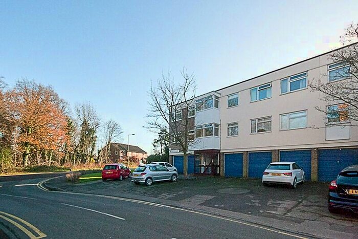 2 Bedroom Flat To Rent In Canterbury Way, Brentwood, Essex, CM13