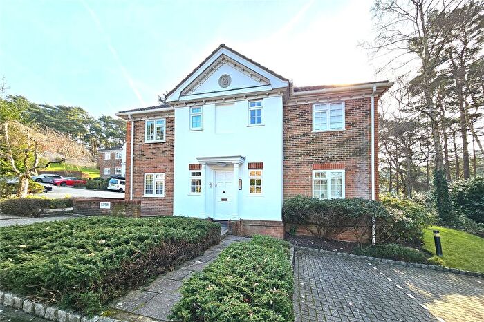 1 Bedroom Flat For Sale In Fairway Heights, Camberley, Surrey, GU15