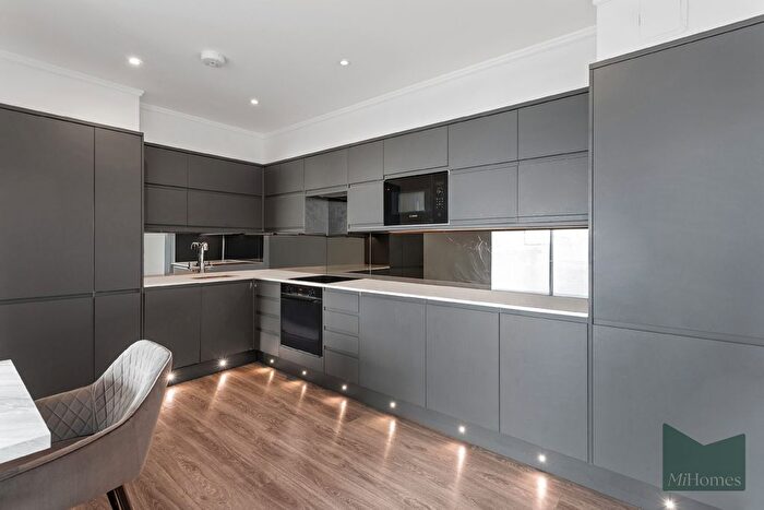 3 Bedroom Flat For Sale In Penthouse, Dudley House, The Grove, TW7