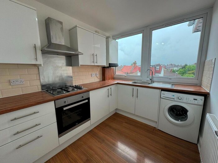 2 Bedroom Flat To Rent In High Road, Chadwell Heath, Romford, RM6