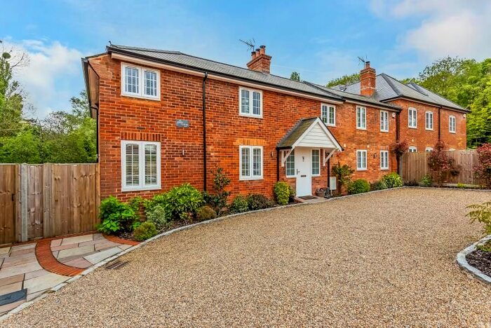 4 Bedroom Country House To Rent In White House Lane, Jacob's Well, Guildford, GU4