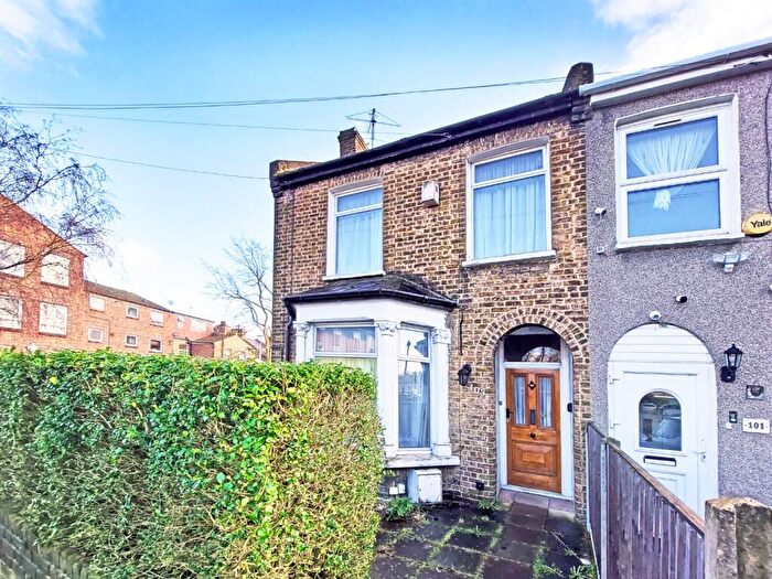 4 Bedroom End Of Terrace House For Sale In Harrow Weald, HA3