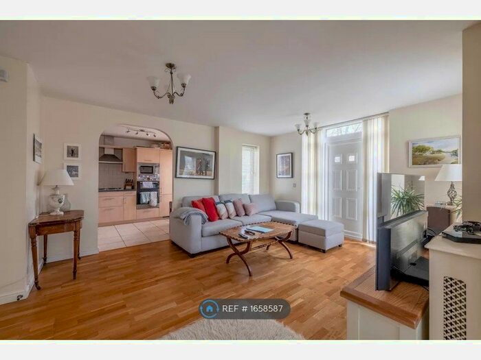 2 Bedroom Flat To Rent In Trevelyan Court, Windsor, SL4