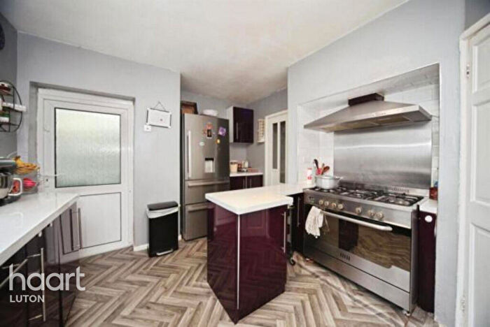 5 Bedroom Semi-Detached House For Sale In Hart Hill Lane, Luton, LU2