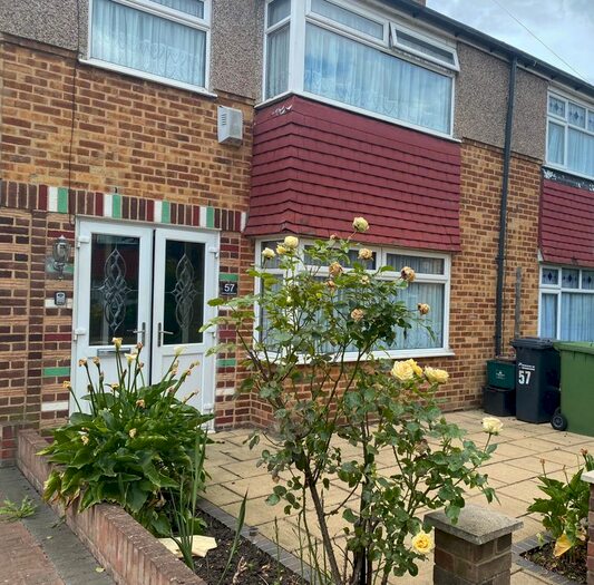 3 Bedroom Terraced House To Rent In Central Avenue, Waltham Cross, EN8