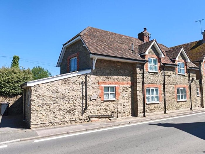 3 Bedroom Link Detached House For Sale In Longburton, DT9